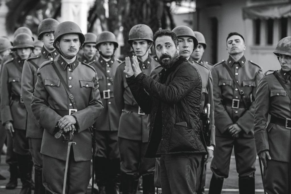 apoio-1-FILME-EL-CONDE-38.jpg BASTIDORES - Larraín (ao centro) no set: a metáfora como arma política afiada