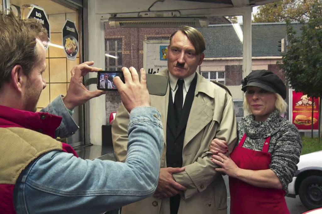 apoio-2-FILME-ER-IST-WIEDER-DA—ELE-ESTA-DE-VOLTA-2015-08.jpg CHOQUE - O ator Oliver Masucci no filme Ele Está de Volta: selfies com Hitler fake