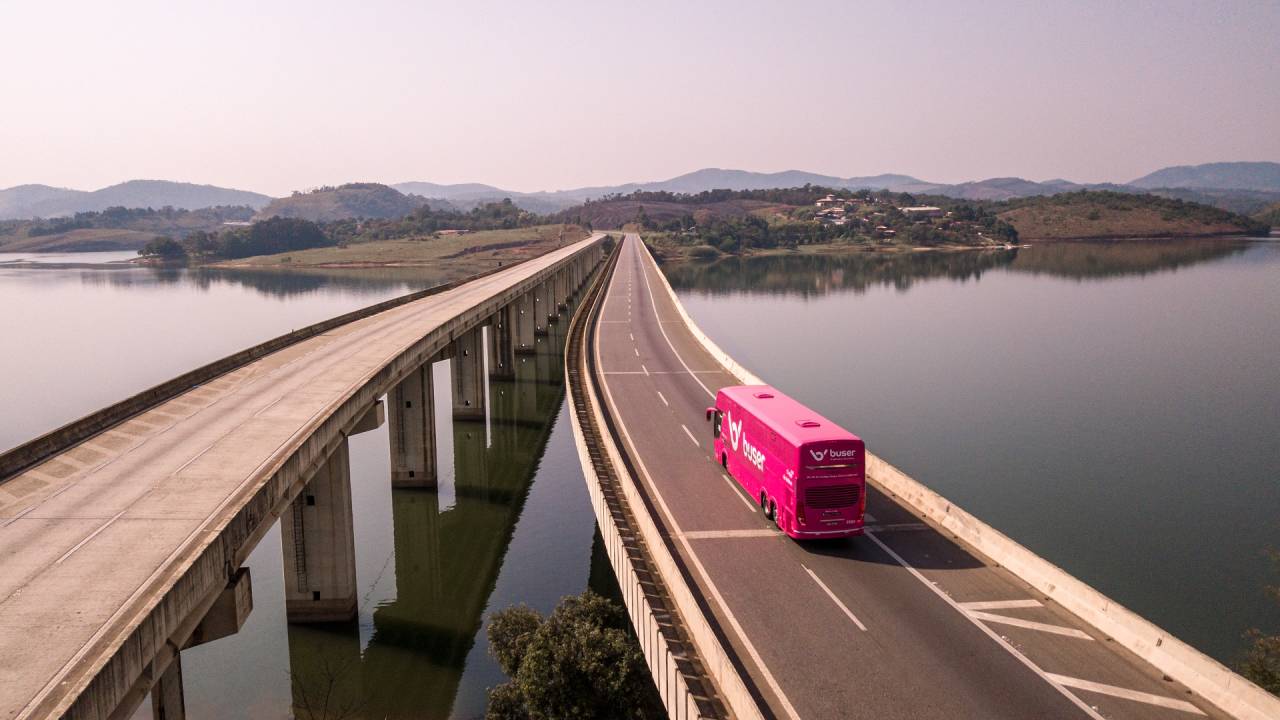 Ônibus da Buser em rodovia