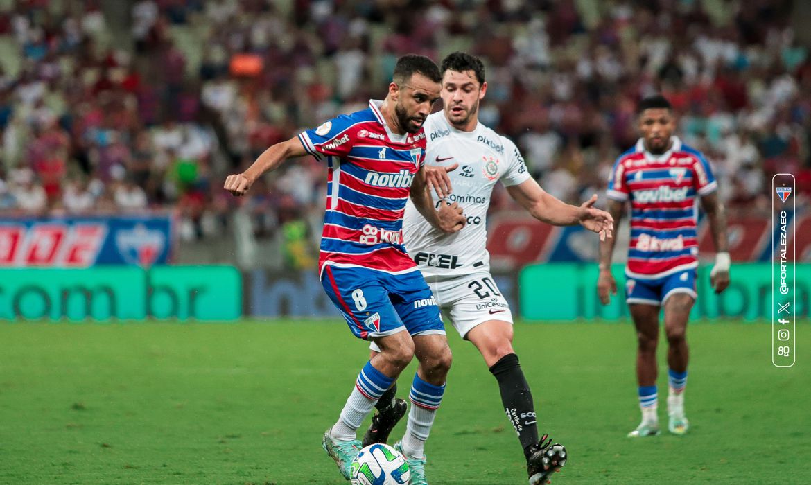 Caio Alexandre disputa a bola com Giuliano em partida válida pelo campeonato brasileiro, na qual o Leão do Pici ganhou por 2 a 1 do Timão -