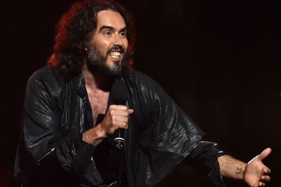 Russell Brand terminou casamento com Katy Perry por mensagem de texto
