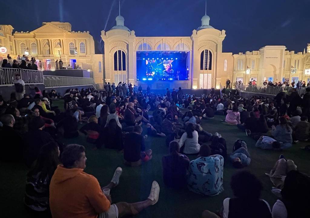 Público assiste sentado no gramado ao show de Stanley Jordan no The Town