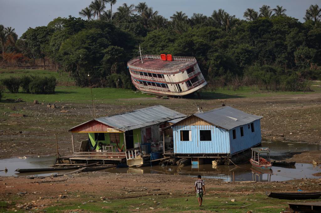 Seca do rio Negro provoca colapso no abastecimento de comunidades ribeirinhas do Amazonas Seca do rio Negro provoca colapso no abastecimento de comunidades ribeirinhas do Amazonas
