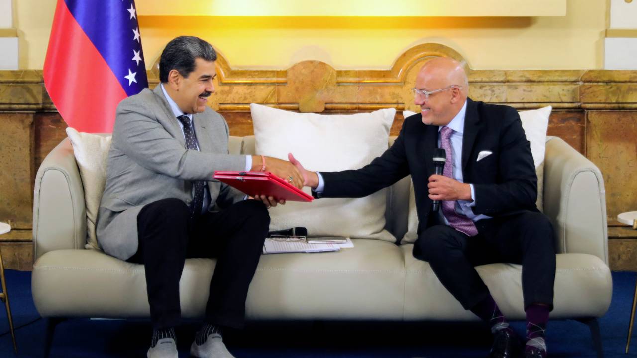 This handout picture released by the Venezuelan Presidency shows Venezuela's President Nicolas Maduro (L) shaking hands with Venezuela's National Assembly President Jorge Rodriguez during a meeting after signing an agreement between the Venezuelan government and opposition talks in Barbados at the Miraflores presidential palace in Caracas on October 18, 2023. (Photo by MARCELO GARCIA / Venezuelan Presidency / AFP) / RESTRICTED TO EDITORIAL USE - MANDATORY CREDIT "AFP PHOTO / VENEZUELAN PRESIDENCY / MARCELO GARCIA" - NO MARKETING NO ADVERTISING CAMPAIGNS - DISTRIBUTED AS A SERVICE TO CLIENTS