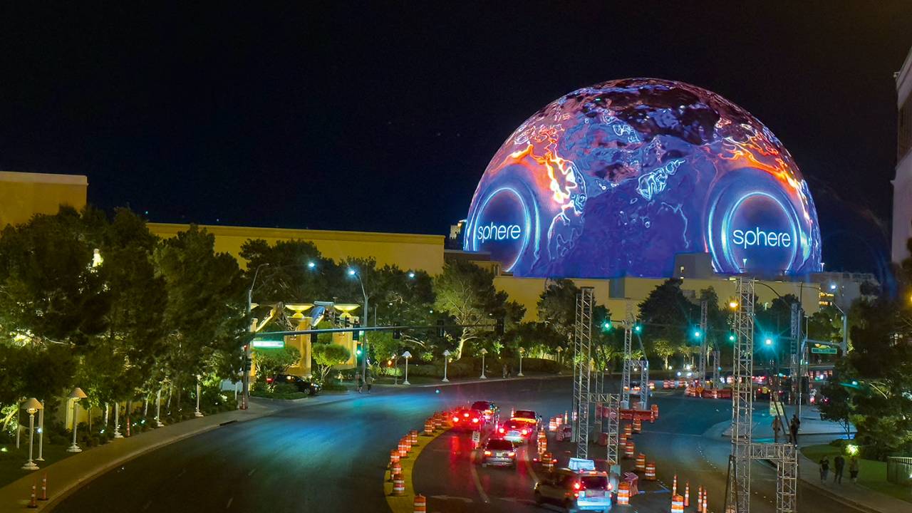 CAMALEÃO - A fachada da Sphere no horizonte de Las Vegas: mudança de cores e formatos de acordo com o evento