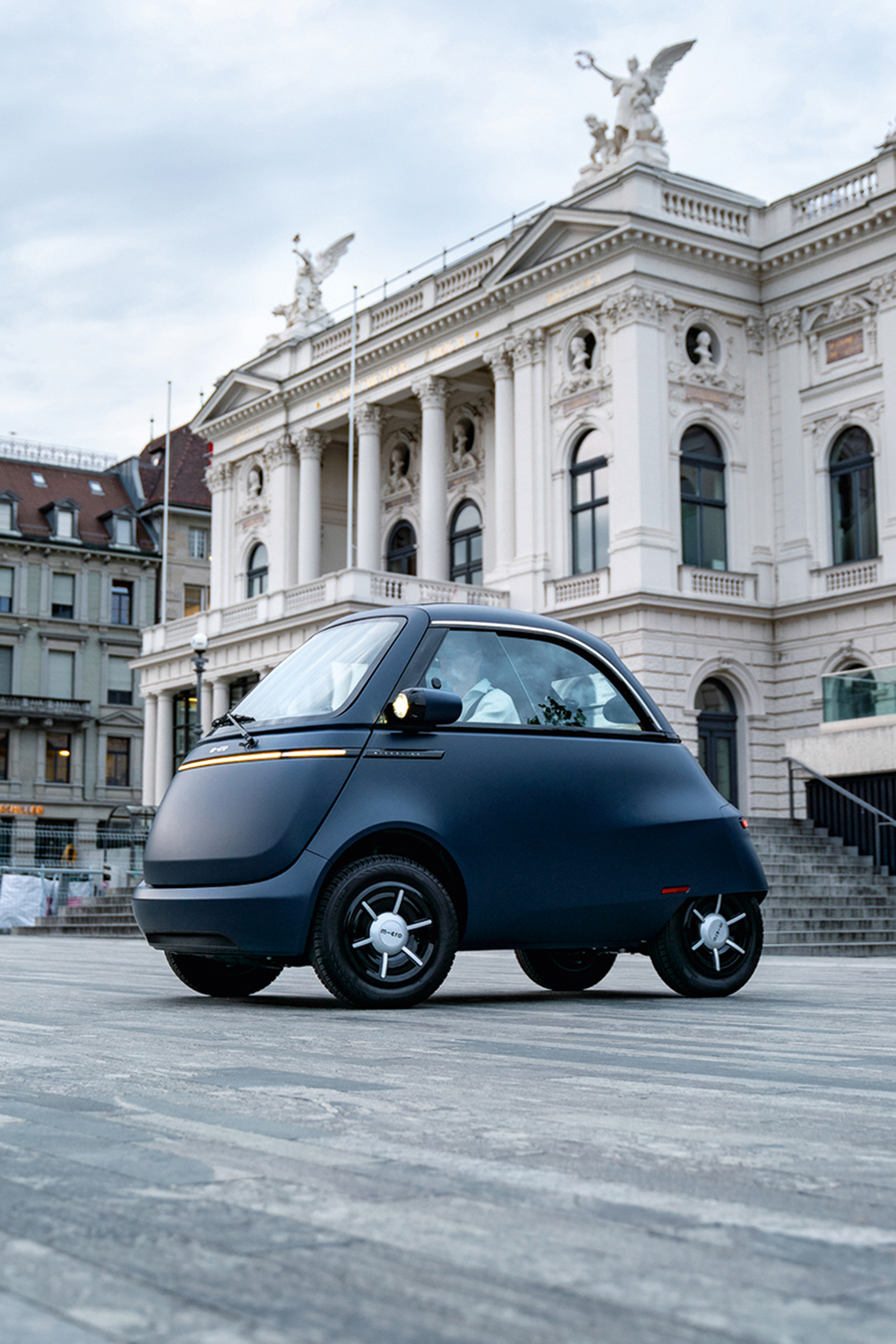 2—Microlino-Competizione-Barcelona-Blue-Matt.jpg MODERNO - O Microlino, da Suíça e Itália: inspiração retrô e tecnologia de ponta