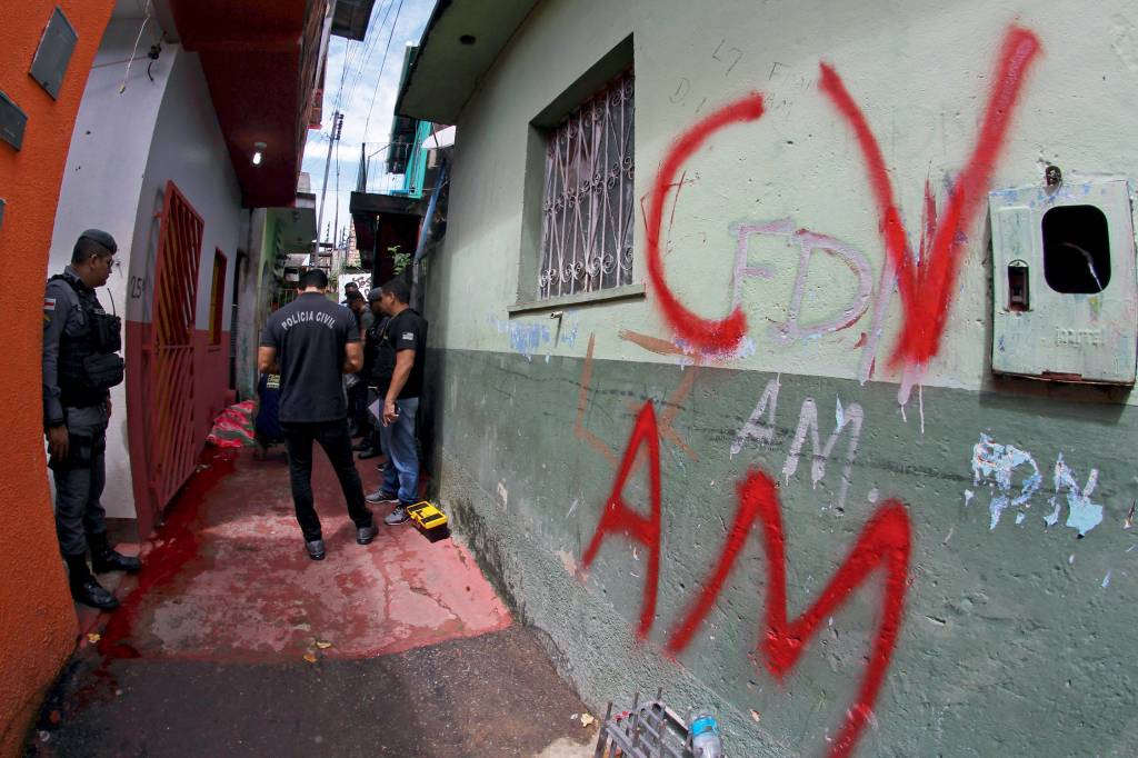 Homem È morto a tiros no bairro da Compensa em Manaus/Briga facÁ¿es RASTRO DE SANGUE - Homem morto ao lado de pichação alusiva ao Comando Vermelho em Manaus: guerra de facções