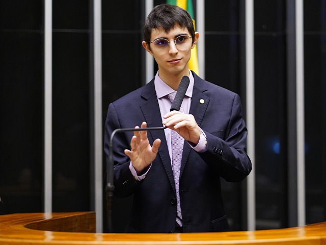 O deputado federal Amom Mandel (Cidadania-AM) discursa na tribuna do plenário da Câmara