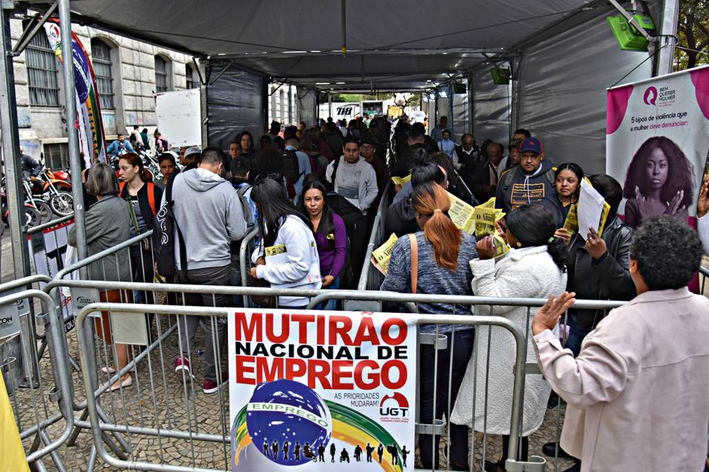 2410060_fotoarena.jpg DESAFIO - Fila de candidatos: população economicamente ativa caiu no país