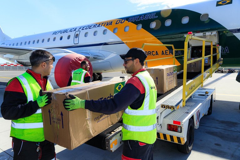 Avião presidencial deixou a capital italiana rumo ao Egito. Dupla missão é levar ajuda humanitária a Gaza e repatriar brasileiros que aguardam autorização para cruzar a fronteira na região. -