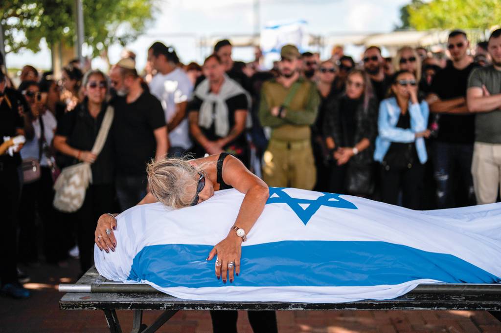 AP23289644693087.jpg CHORANDO A PERDA - Enterro em Israel: população ainda em choque com o ataque bárbaro cometido pelo Hamas