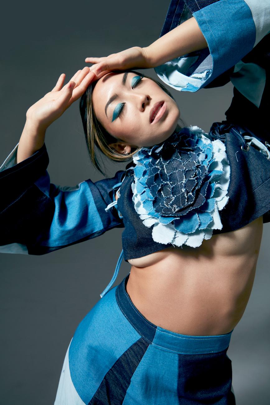 Ana Hikari (cre¿ditos Gabriel Bertoncel) CRIATIVIDADE - A atriz Ana Hikari usa e abusa do tecido: cortes ousados