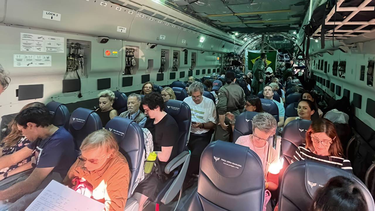 RETORNO - Avião da FAB: mais de 1 100 brasileiros resgatados da guerra