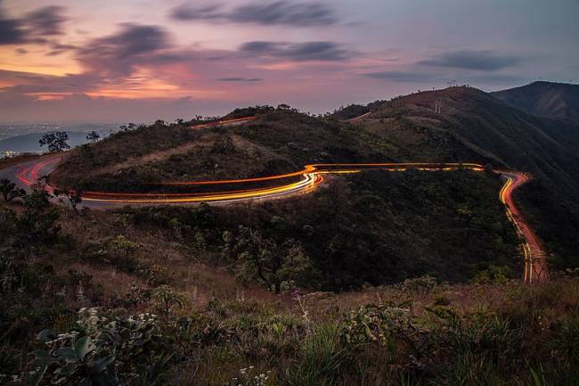 Estrada_na_Serra_do_Rola-Moça A estrada da Serra do Rola Moça, em Minas Gerais, com suas vias sinuosas -