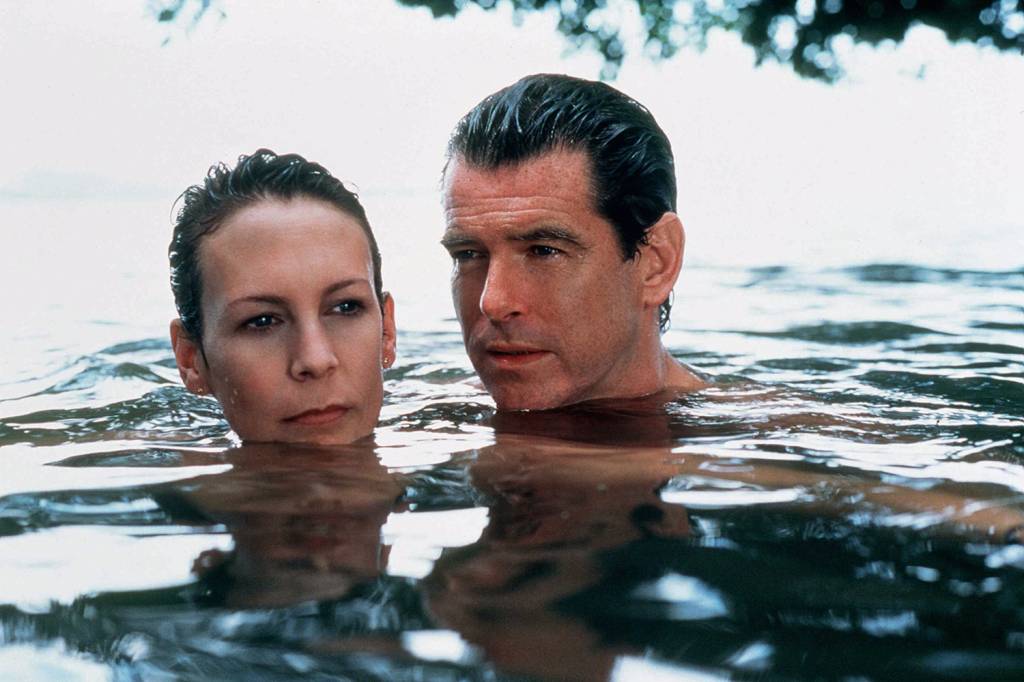 FILME-O-ALFAIATE-DO-PANAMA-45.jpg ALTER EGO - Pierce Brosnan (à dir.) em O Alfaiate do Panamá: agente sedutor