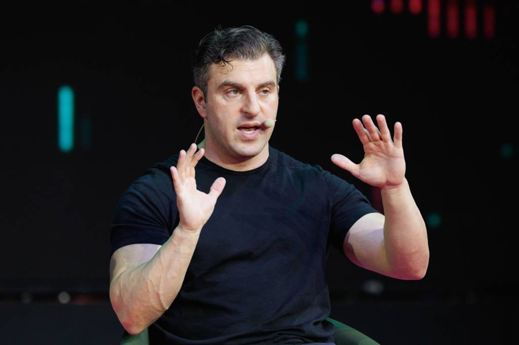 GettyImages-1694891372.jpg MUDANÇA - Brian Chesky, o cofundador: sua ideia é oferecer passeios guiados