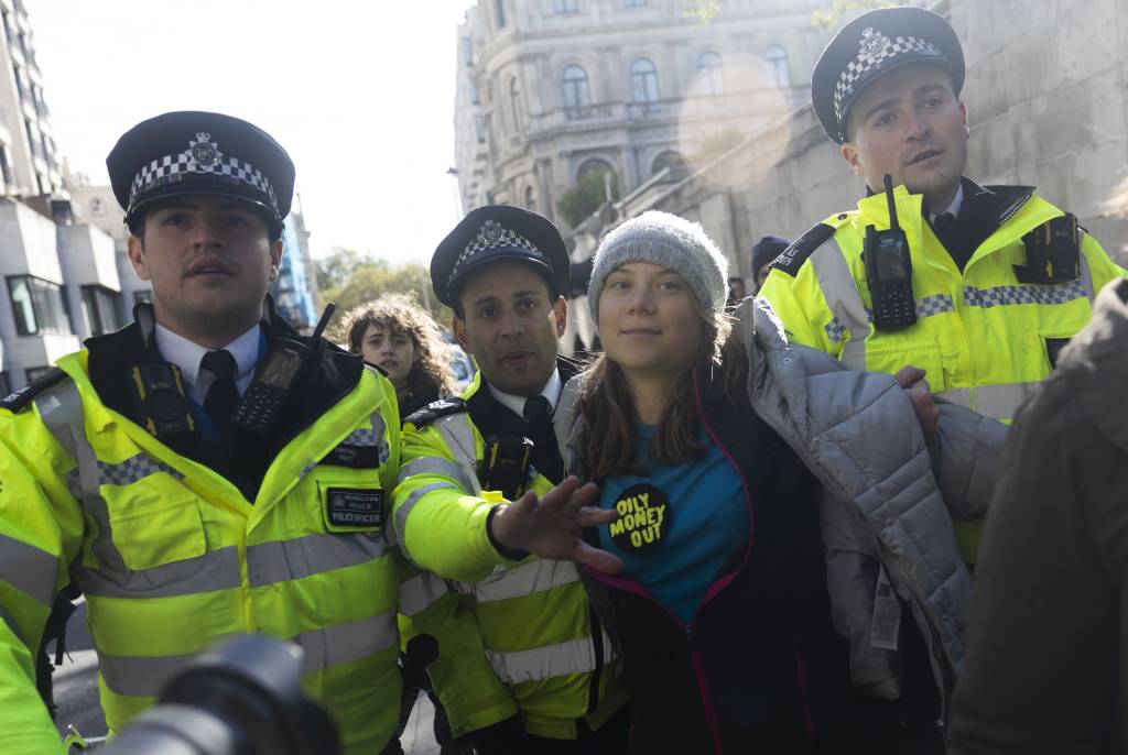 Greta Thunberg é presa na Inglaterra em protesto contra petróleo