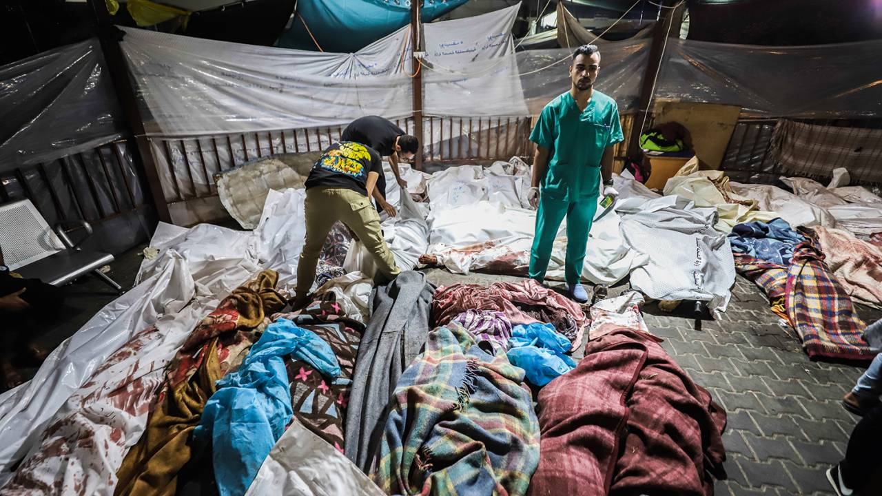 CARNIFICINA - Hospital de Gaza: chão coberto de mortos