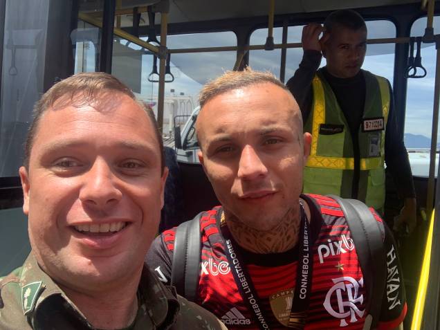 Everton Cebolinha foi mais um que topou a selfie com Cid Everton Cebolinha foi mais um que topou a selfie com Cid