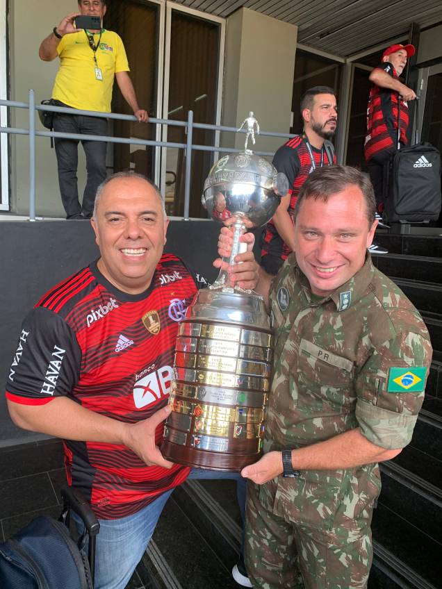 Privilégio: Cid levanta a taça Libertadores com Marcos Braz Privilégio: Cid levanta a taça Libertadores com Marcos Braz