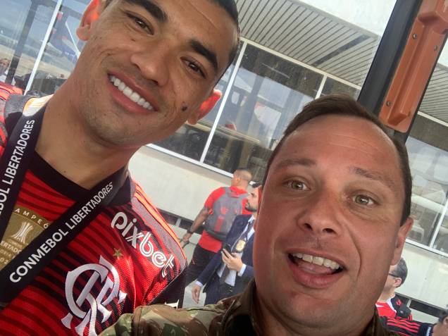 O goleiro Santos posa com o ajudante de ordens de Bolsonaro O goleiro Santos posa com o ajudante de ordens de Bolsonaro