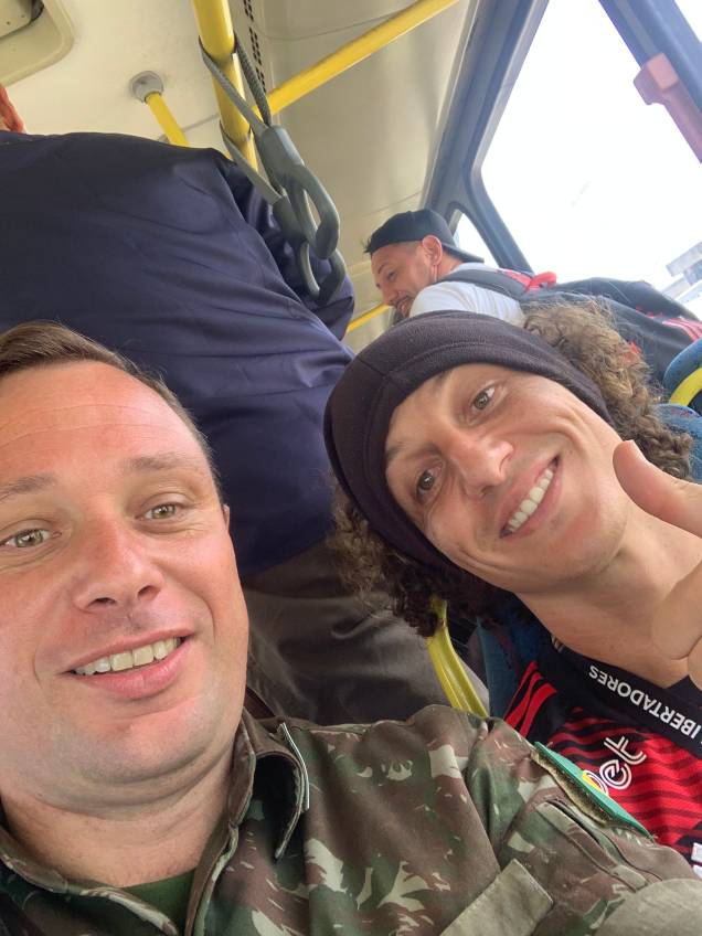 Auxiliar de Bolsonaro tira selfie com o zagueiro David Luiz Auxiliar de Bolsonaro tira selfie com o zagueiro David Luiz
