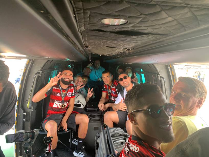 Bolsonaro interage com jogadores do Flamengo na manhã de 30 de outubro de 2022, data do segundo turno das eleições