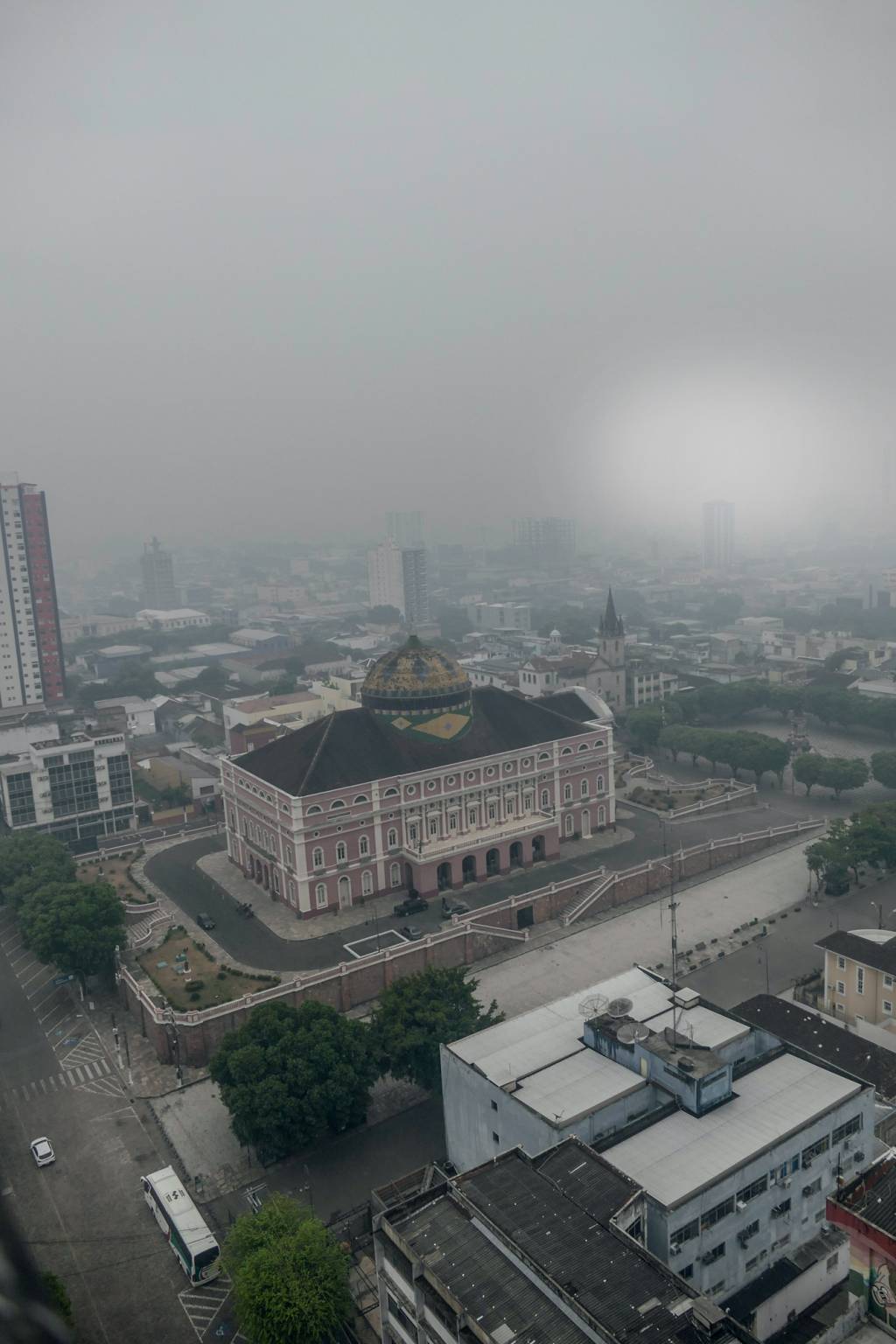 FumaÁa em Manaus AM PAISAGEM - Teatro Amazonas sob fumaça em Manaus: poluição dez vezes acima do tolerável