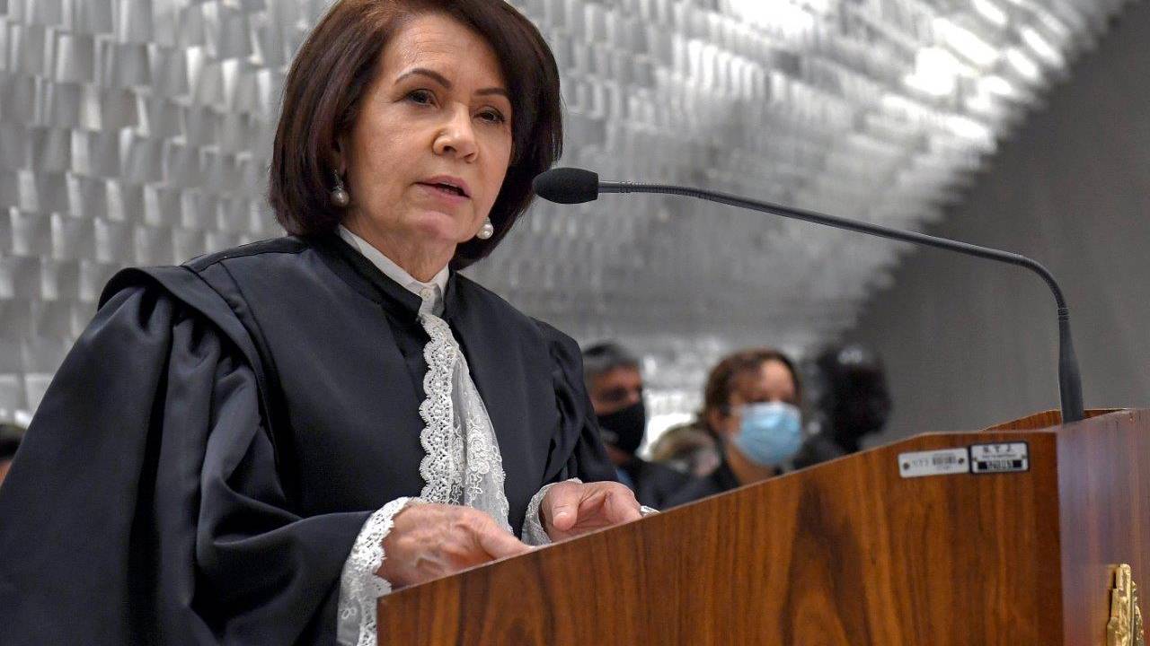 A ministra Laurita Vaz discursa no plenário do Superior Tribunal de Justiça, em Brasília, em 2020