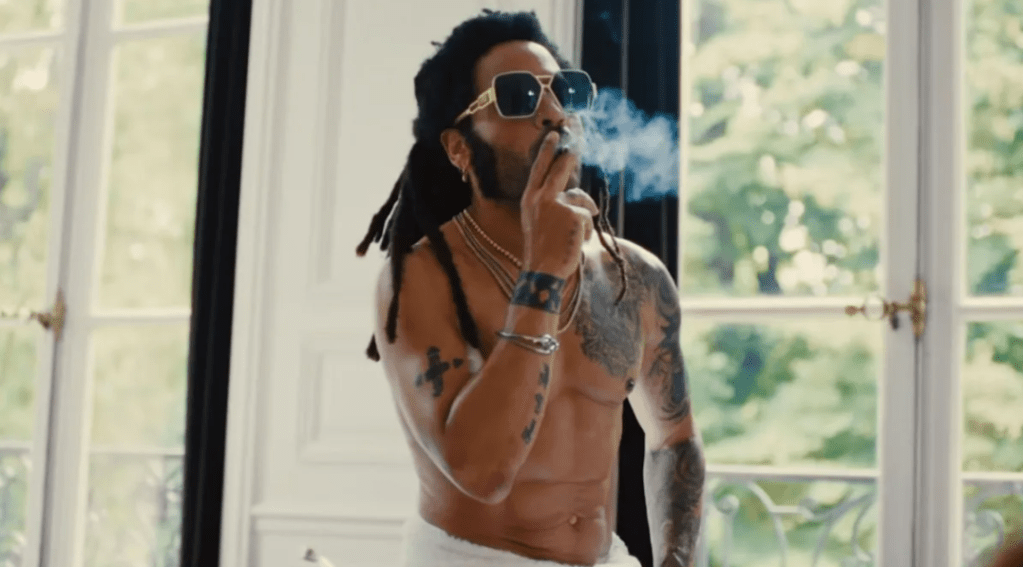 A ousadia de Lenny Kravitz ao tirar a roupa em novo clipe