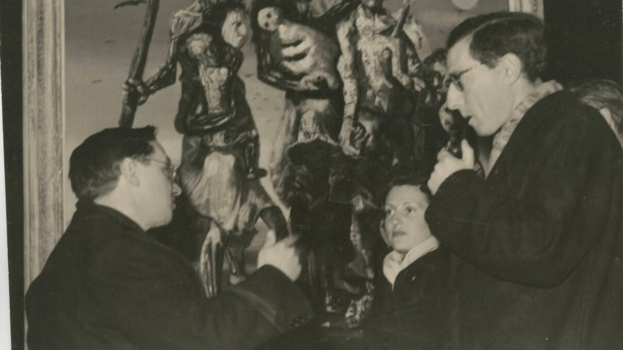 Foto do exato momento de entrevista de Portinari para rádio francesa, inaugurando a Exposição "Retirantes"
