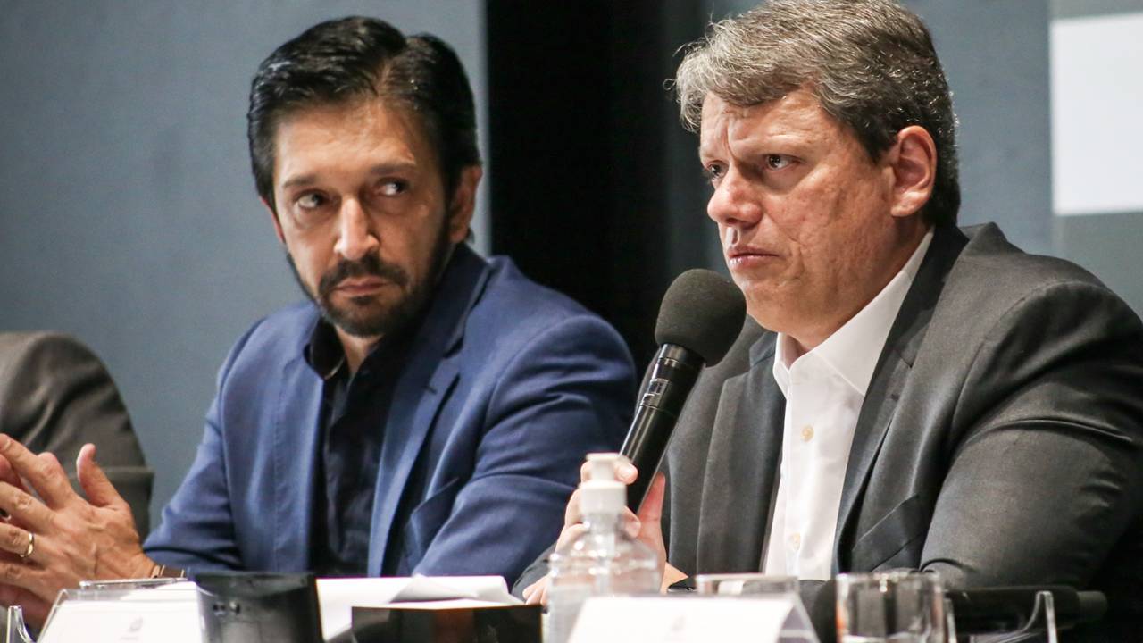 O governador Tarcísio de Freitas (dir.) apoia o prefeito Ricardo Nunes (esq.) na tentativa de reeleição