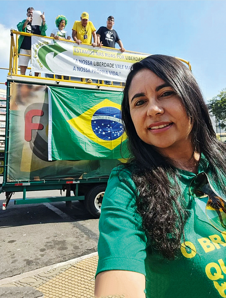 3a-D-(3—TL-(cortar-um-pouco-o-braço-pra-não-ficar-muito-selfie)-MATÉRIA-POLARIZAÇÃO—ALCIONE-GONÇALVES-6.jpg 3a-D-(3—TL-(cortar-um-pouco-o-braço-pra-não-ficar-muito-selfie)-MATÉRIA-POLARIZAÇÃO—ALCIONE-GONÇALVES-6.jpg