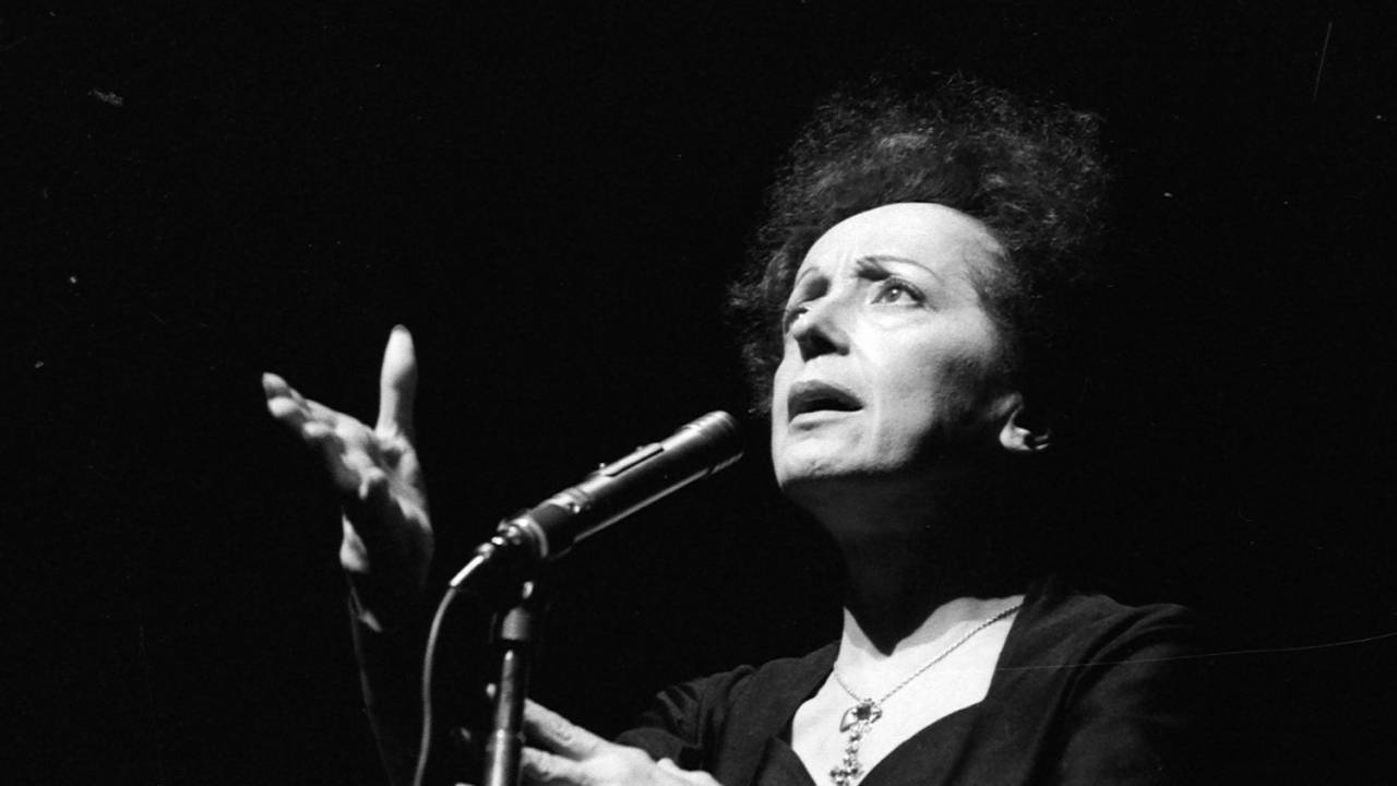 A cantora Édith Piaf em apresentação parisiense, 1961