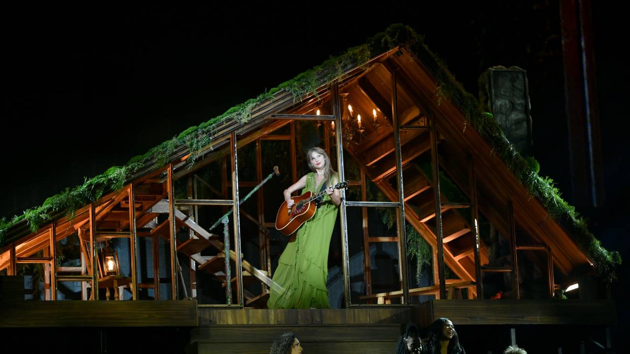 Cabana usada durante o ato do álbum Folklore na The eras Tour