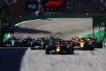 SAO PAULO, BRAZIL - NOVEMBER 05: Max Verstappen of the Netherlands driving the (1) Oracle Red Bull Racing RB19 leads Lewis Hamilton of Great Britain driving the (44) Mercedes AMG Petronas F1 Team W14 and Lando Norris of Great Britain driving the (4) McLaren MCL60 Mercedes at the restart after a red flag delay during the F1 Grand Prix of Brazil at Autodromo Jose Carlos Pace on November 05, 2023 in Sao Paulo, Brazil. (Photo by Mark Thompson/Getty Images)