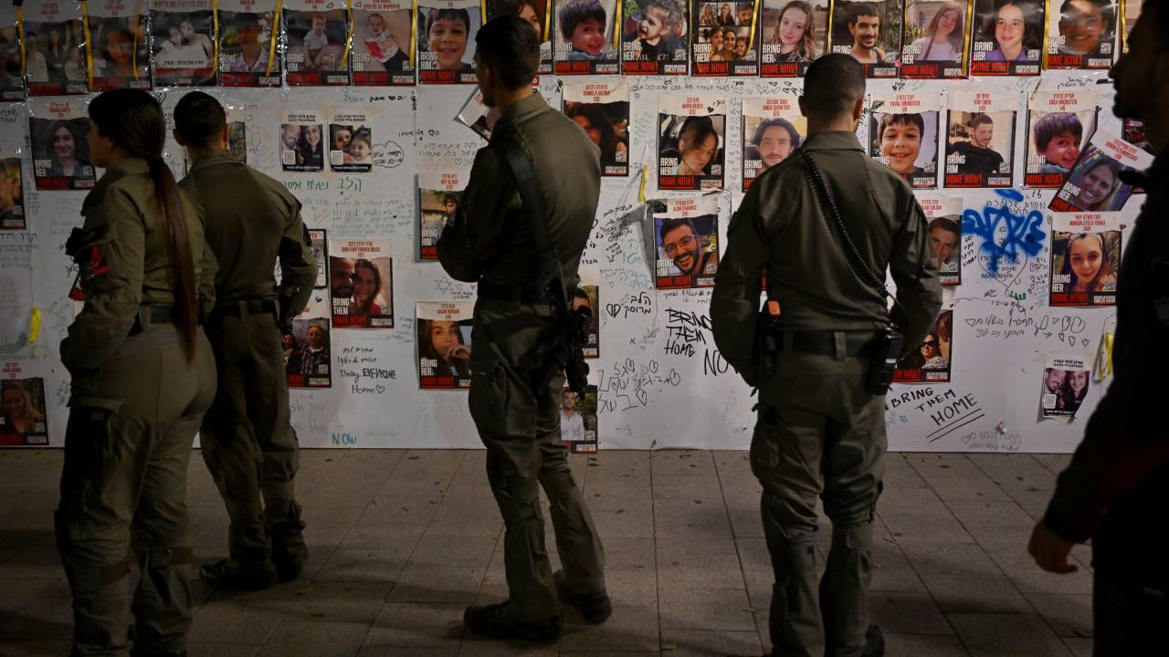 Famílias de reféns e seus apoiadores fazem homenagem às pessoas sequestradas pelo Hamas no Museu de Arte Moderna, em Tel Aviv. 25/11/2023 -