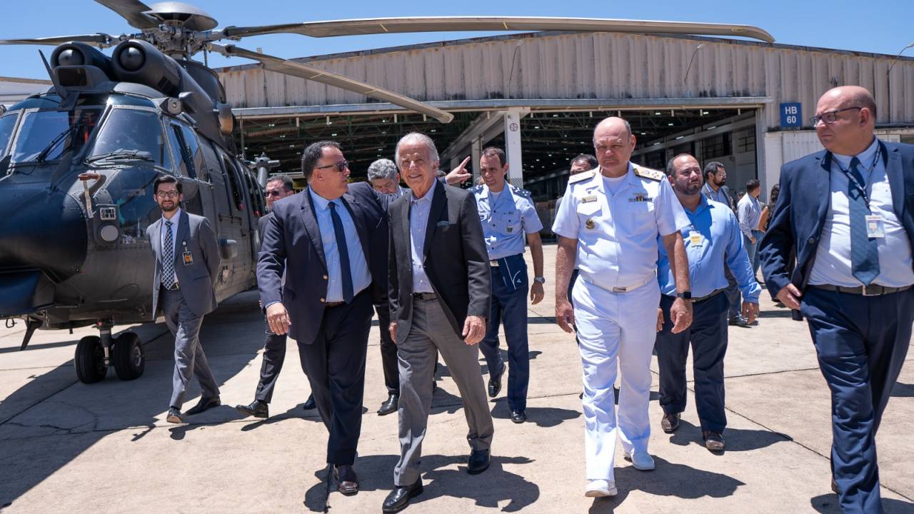 O ministro da Defesa, José Múcio, na fábrica da Helibras - 08/11/23