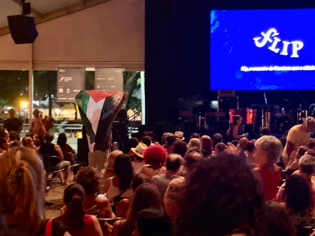O protesto contra Israel no show de Adriana Calcanhotto