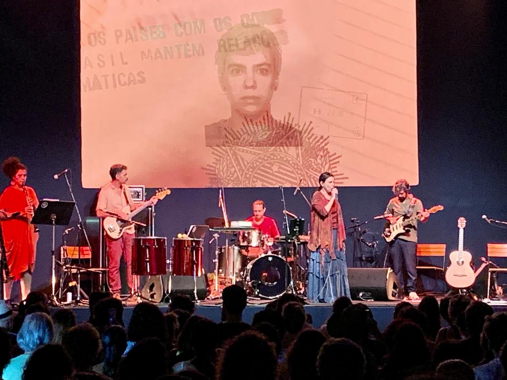 A homenagem de Adriana Calcanhotto à mulher que foi seu ‘grande amor’