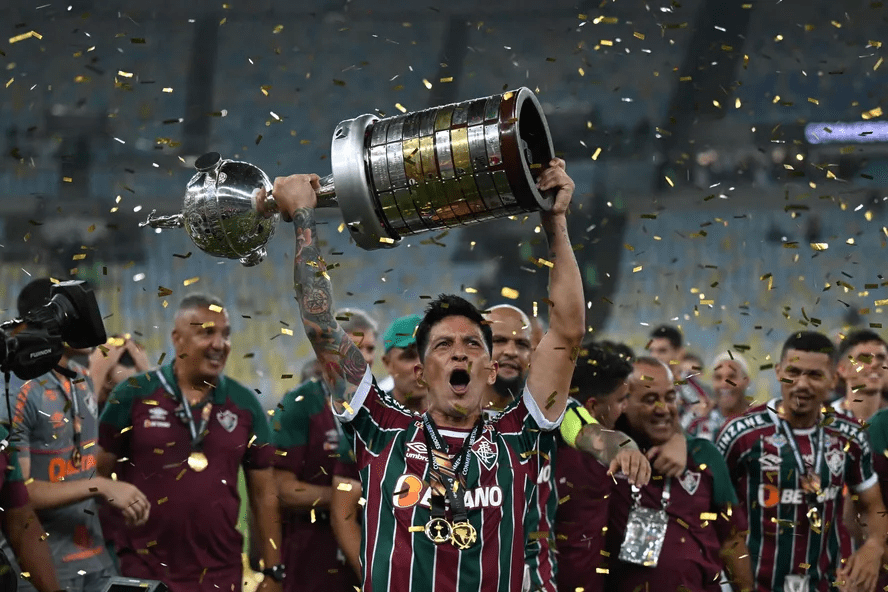 Artilheiro do Fluminense, Cano levanta a taça da Libertadores 2023.