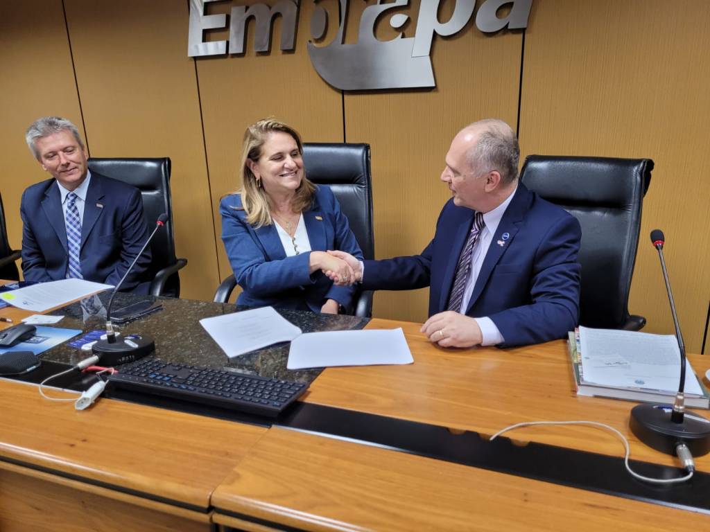 Agência Espacial e Embrapa assinam acordo para atuar em fazendas espaciais
