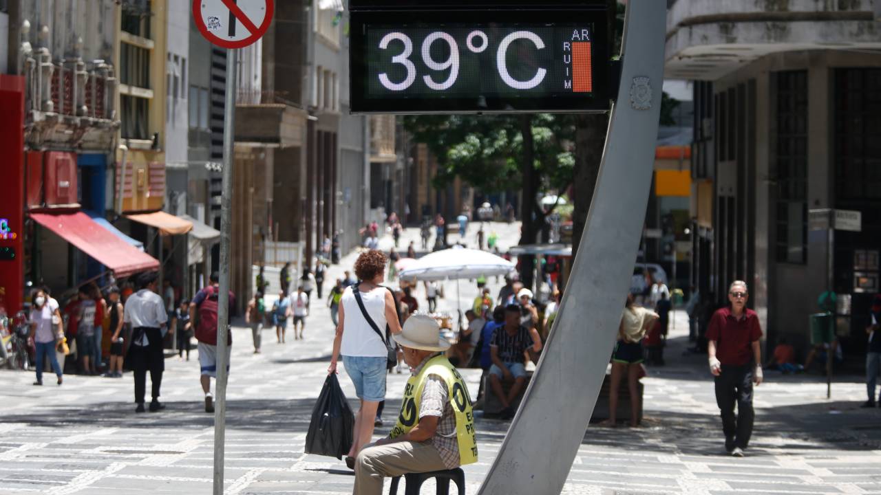 Termômetro marcando 39 graus na região da Praça da Sé, em São Paulo (SP) - 12/11/2023