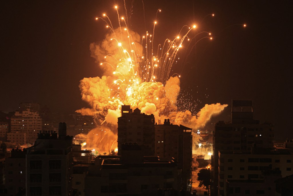Míssil explode na cidade de Gaza durante um ataque aéreo de Israel, logo após o país declarar guerra contra o Hamas. 08/10/2023 -