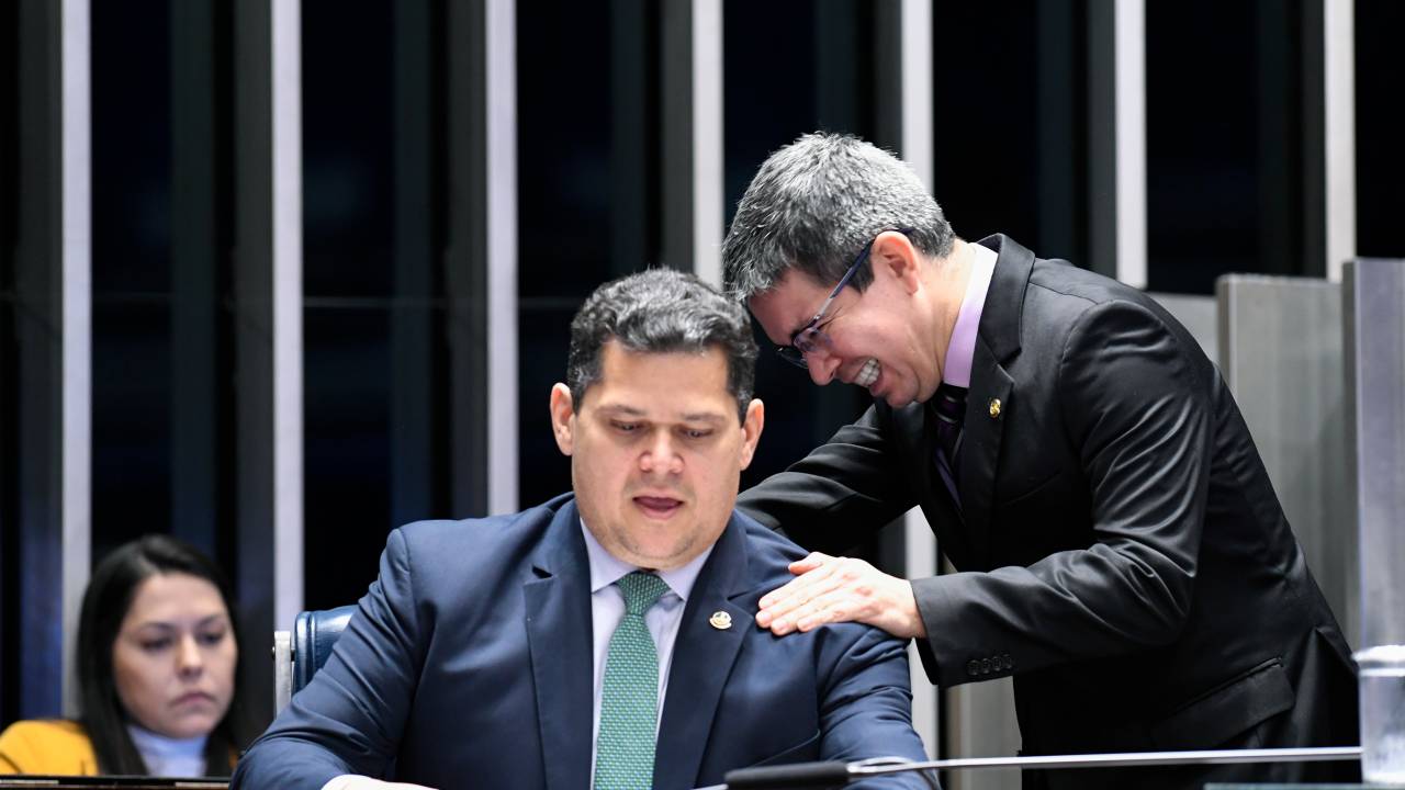 Os senadores Davi Alcolumbre (União-AP) e Randolfe Rodrigues (sem partido-AP), no plenário do Senado, em janeiro do ano passado