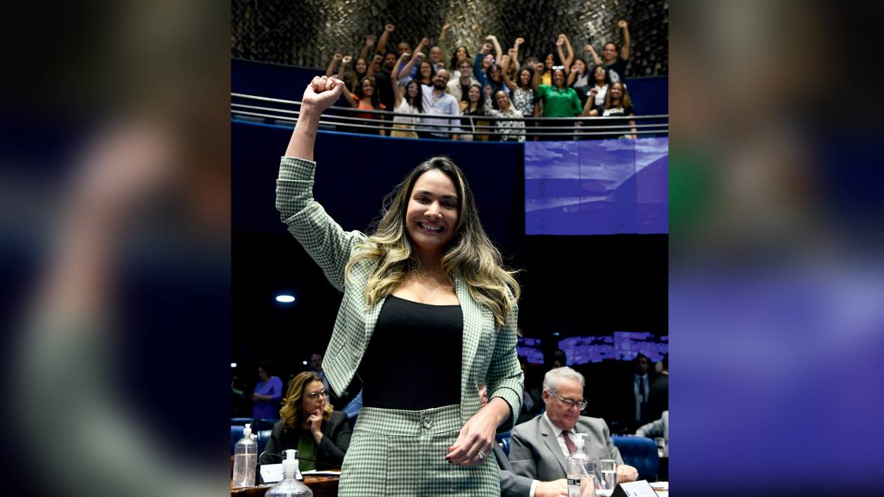 Crédito: Marcos Oliveira/Agência Senado Ana Paula Lobato - - - Agência Senado Plenário do Senado Plenário do Senado Federal durante sessão deliberativa ordinária. Na ordem do dia, PEC 8/2021, que "altera a Constituição Federal para dispor sobre os pedidos de vista, declaração de inconstitucionalidade e concessão de medidas cautelares nos tribunais". À tribuna, em discurso, relatora do PL 1.821/2021, senadora Ana Paula Lobato (PSB-MA). Foto: Marcos Oliveira/Agência Senado Tirada em 24 de outubro de 2023 https://www.flickr.com/photos/agenciasenado/53283420916/