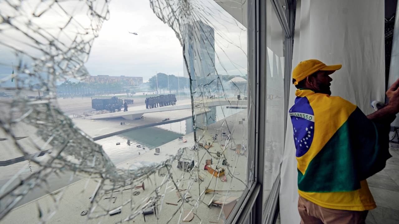 Police in riot gear from up outside Planalto Palace after protesters, supporters of Brazil's former President Jair Bolsonaro, stormed the Palace in Brasilia, Brazil, Sunday, Jan. 8, 2023. Planalto is the official workplace of the president of Brazil. Credito: Eraldo Peres/AP/Imageplus