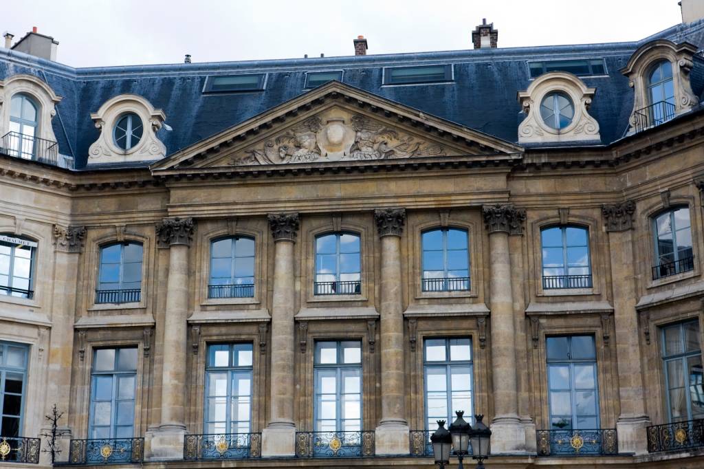 Anel de 750 mil euros desaparecido no Ritz é encontrado em aspirador