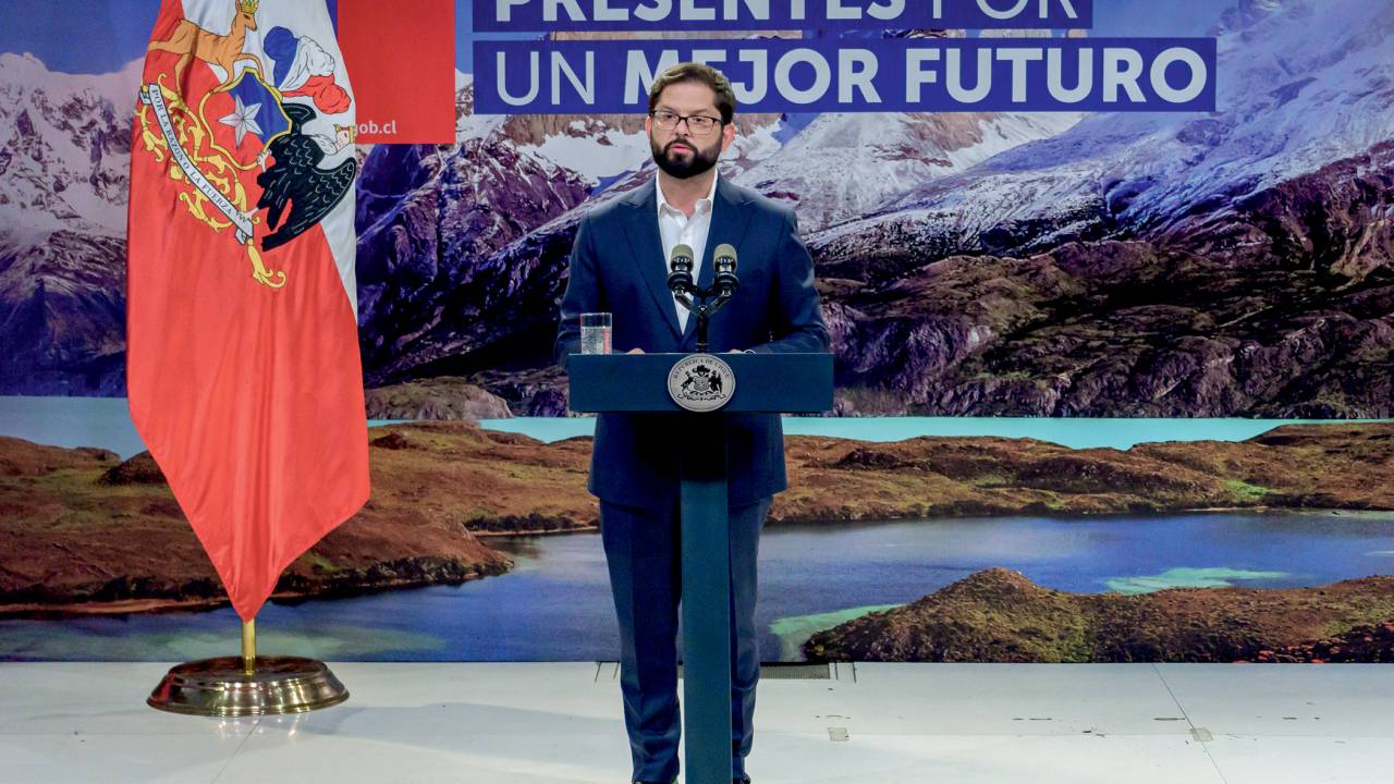 SANTIAGO, CHILE - DECEMBER 17: President of Chile Gabriel Boric gives a speech upon learning the results of the 2023 Constitutional Elections on December 17, 2023 in Santiago, Chile. After the affirmative referendum in 2020 to reformulate the constitution, the new draft was rejected with 62% of the votes. On December 17, the citizens of Chile rejected again the draft with the 55% of the votes. (Photo by Sebastián Vivallo Oñate/Agencia Makro/Getty Images)