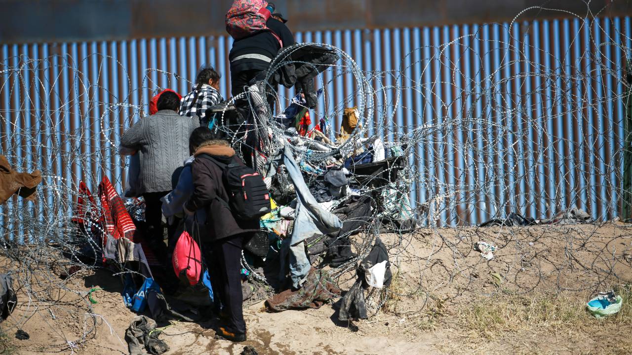 Pessoas tentam cruzar a fronteira entre o México e os Estados Unidos em Ciudad Juarez.